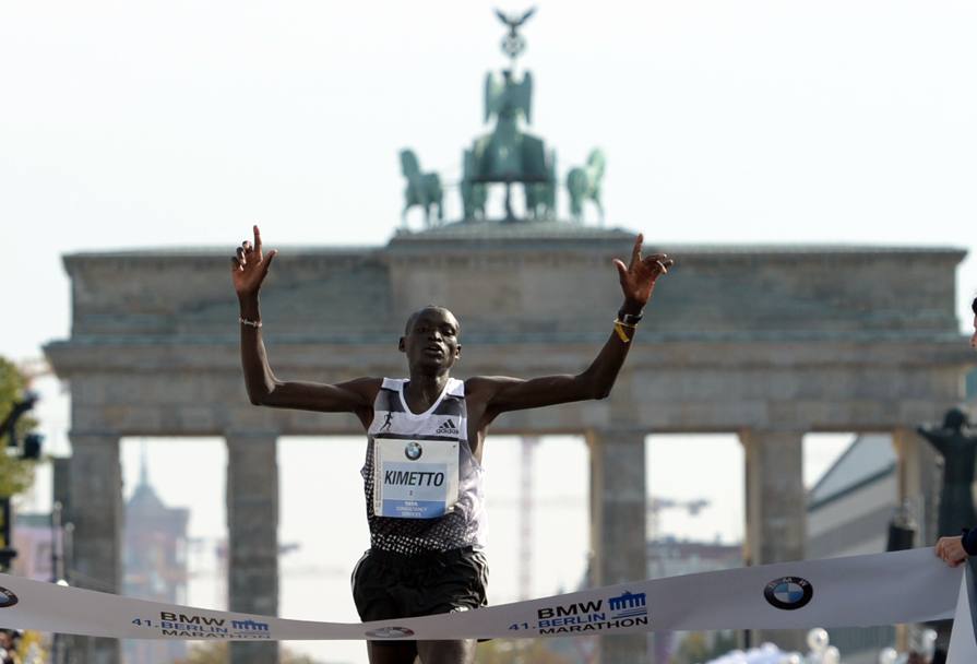 Uno spossato ma felice Dennis Kimetto taglia il traguardo della maratona di Berlino: 2h02&#39;57